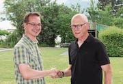 Spitex-Uri-Präsident Toni Brücker (rechts) gratuliert Gregor Waser zur Wahl in den Vorstand. (Bild: bo)