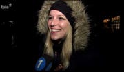Auch diese Zuschauerin will lieber zuschauen als selber am Klausjagen-Umzug mitlaufen, dies erklärte sie der Reporterin von Tele 1. (Bild: Tele 1)
