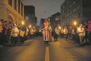 Der Samichlaus zieht durch die Altstadt. (Bild: Dominik Wunderli (Küssnacht, 5. Dezember 2017))