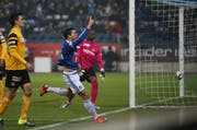 Sein erster Saisontreffer war in Entstehung und Vollendung ein schöner: Remo Freuler jubelt den Fans zu, YB-Goalie Mvogo steht der Verdruss über dieses 3:0 ins Gesicht geschrieben. (Bild: Philipp Schmidli / Neue LZ)