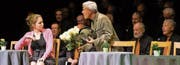 Die bezaubernde Mirandolina (Franziska Stutz), der griesgrämige Cavaliere (Albert Müller) und der Männerchor begeistern das Publikum. (Bild: Romano Cuonz (Stans, 13. Mai 2017))