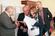 Marcel Jöri, Präsident Bruno von Rotz, Monika Brunner und Adrian Haueter (v. l.) analysieren Wahlresultate. (Bild: Roger Zbinden (Sarnen, 4. März 2018))