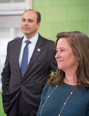 Amtsinhaber David Yancey und Herausforderin Shelly Simonds bei einem Schulbesuch in Newport News. (Bild: Julia Rendleman/Getty (28. November 2017))