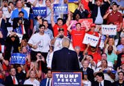 Der republikanische Präsidentschaftskandidat Donald Trump begrüsst am vergangenen Mittwoch das Publikum in Sunrise, Florida. (Bild: WireImage/Johnny Louis)