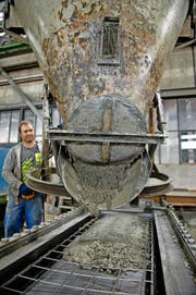 Ivan Gasser bei der Arbeit in der Produktionshalle der Steinag Rozloch in Stansstad. (Bild Corinne Glanzmann)