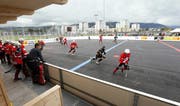 Das neue Spielfeld der Oberwil Rebells (in Schwarz, im NLA-Spiel gegen Bettlach) genügt internationalen Ansprüchen. Bild: Werner Schelbert (Zug, 2. Oktober 2016)