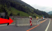 An diesem Betonelement fuhr die Lenkerin aus Versehen links vorbei. (Bild: Fotomontage Bote der Urschweiz)