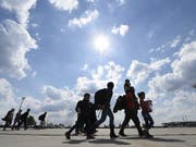 Ein permanenter Verteilschlüssel soll dereinst für alle Dublin-Mitgliedstaaten gelten - im Bild Flüchtlinge beim Eintreffen in Österreich. (Bild: KEYSTONE/EPA APA/HELMUT FOHRINGER)