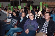 Die Delegierten der Raiffeisenbank Vierwaldstättersee-Süd geben grünes Licht für die Fusion. Bild: Kurt Liembd (Beckenried, 13. März 2017)
