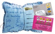 Flach wäre es dem Pöstler lieber, doch diesen Brief musst du nicht unters Kopfkissen legen für schöne Träume. Briefmarken sind Teil des Kunstwerks. (Bild: Gerstenberg-Verlag)