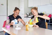 Die Baarerin Patricia Merz (links) und und die Romande Frédérique Rol stärken sich mit einem Müesli in der Küche des Ruderzentrums in Sarnen. (Bild Philipp Schmidli)