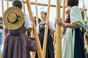 Seit gestern zieht das Zentralschweizerische Jodlerfest Tausende aktive Jodler, Fahnenschwinger und Alphornbläser (wie hier im Bild) nach Sarnen. (Bild Philipp Schmidli)