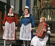 Margrit Spichtig-Hofer (Mitte) mit Simone Aufdermauer und Tanja Fallegger am Akkordeon. (Bild: Marion Wannemacher (Sachseln, 19. November 2017))