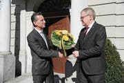 Der amtierende Landammann Beat Jörg (links) gratuliert Urban Camenzind zur Wahl zum Landesstatthalter. (Bild: Urs Hanhart (Altdorf, 4. März 2018))