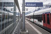 Ein Regionalzug hält am Bahnhof Altdorf. (Bild: Urs Flüeler / Keystone (Altdorf, 9. März 2018))