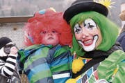 Bitte lächeln: kleine und grosse Clowns unterwegs. (Bild: Richard Greuter (Wolfenschiessen, 8. Februar 2018))