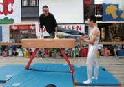 Viktor Röthlin lernt auf dem Pauschenpferd von Donghua Li (Bild: Remo Nägeli)