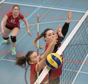 Mit vereinten Kräften zum Ligaerhalt: die Neuenkircherinnen Chantal Roos (links) und Qendresa Dodaj am Block. (Bild: Corinne Glanzmann (Neuenkirch, 6. Januar 2017))