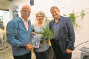 Von links: Verleger Christoph Hirtler präsentierte zusammen mit Klara Spichtig vom Historischen Museum Sarnen und Hanspeter Müller-Drossaart die Neuauflage von «Geister, Bann und Herrgottswinkel». Bild: Romano Cuonz (Sarnen, 2. September 2017) (Bild: Romano Cuonz (Sarnen, 2. September 2017))