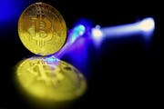 Der Bitcoin, eine Währung, die in Zug gross gehandelt wird. (Bild: Keystone)