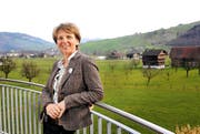 Regierungsratskandidatin Karin Kayser auf ihrem Balkon in Oberdorf. (Bild Corinne Glanzmann)