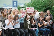 Vor einem Jahr war der Protest gross: Kollegischüler demonstrieren gegen die Fachzimmer. (Bild: Matthias Piazza (23. September 2017))