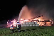 Die Feuerwehr bei ihrem nächtlichen Löscheinsatz in Arth. (Bild: Kapo Schwyz)