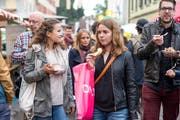 Zwei Strassen, zwei Feste: In der Lindenstrasse Luzern (erstes Bild) wurde dieses Wochenende geschlemmt, an der Eisengasse in Brunnen (zweites Bild) dem Regen mit einem Sommerfest getrotzt. (Bild: PD)