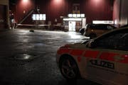 Die Polizei vor dem abgesperrten «Otto's». (Bild: Geri Holdener, Bote der Urschweiz)
