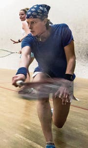 Wieder ganz oben: die Sachslerin Gaby Huber nach dem gewonnenen Finalspiel gegen Cindy Merlo. (Bild: Stefan Kleiser (Kriens, 23. April 2017))