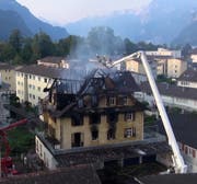 Die Löscharbeiten dauerten bis am Morgen. (Bild: helinews.ch)