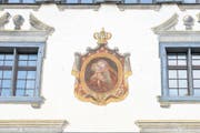 Die eindrucksvolle Fassadenmalerei am Haus Neugasse 26 geht angesichts des Verkehrs ein wenig unter (Bild: Maria Schmid / Neue ZZ)