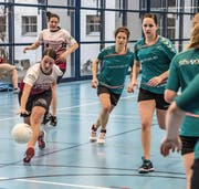 Astrid Kaeser (am Ball) führte den STV Wolfenschiessen gegen Willisau zum knappen 4:3-Sieg. (Bild: Nadia Schärli (Luzern, 24. Februar 2018))