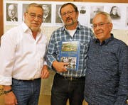 Sie stellten Kerns und Kernser um 1900 vor (von links): Martin Ming (Architektur), Urs Grämiger (Autor) und Werner Reinhard (alte Filme). (Bild: Romano Cuonz ()