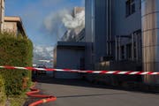 Der Feuerwehr-Einsatz dauerte bis späteren Vormittag. (Bild: Geri Holdener, Bote der Urschweiz)