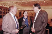 Andreas Rösli, Präsident TCS-Untersektion Nidwalden, im Gespräch mit dem neuen Vorstandsmitglied Yvette Schlumpf und Peter Schilliger, Präsident TCS-Sektion Waldstätte (von links). (Bild: Richard Greuter (Hergiswil, 21. März 2018))