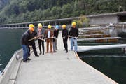 Mit Vorschlaghämmern bringen die Verantwortlichen das Hafenprojekt auf den Weg. (Bild Martin Uebelhart)