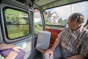 Sepp Gisler ist unterwegs mit der Stimmurne von Wiesenberg ins Tal. (Bild: Urs Flüeler/Keystone (24. September 2017))