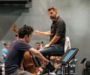 Matthias Pintscher bei einer Probe mit der Lucerne Festival Academy. (Bild: Stefan Deuber/Lucerne Festival (30. August 2017))