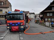 Die Seebodenalpstrasse (rechts) und die Hofstrasse (links) wurden vorübergehend für den Verkehr gesperrt. (Bild: Geri Holdener, Bote der Urschweiz)