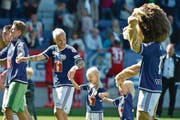 Markus Neumayr mit Tochter Lanï und Sohn Dian (von links). (Bild: Martin Meienberger/Freshfocus (Luzern, 21. August 2016))