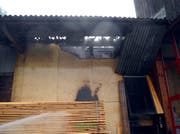 Das Feuer hatte sich an einer Stelle durchs Dach gefressen. (Bild: Kapo Schwyz)