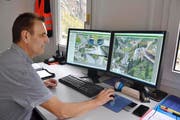 Ruedi Baumann beobachtet hoch konzentriert, wie sich der Verkehr in der Schöllenen entwickelt. (Bild Bruno Arnold)