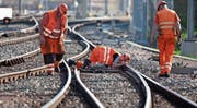 Angestellte der SBB kontrollieren die Gleise bei Härkingen. (Bild: Martin Rütschi/Keystone (28. April 2010))