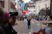 Das Original von «Bauer ledig sucht»: der fahnenschwingende alpnacher Fabian Schleiss. (Bild: Christoph Riebli (Neue Obwaldner Zeitung))