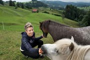 Zu Hause im Herzen der Schweiz: Schwingerköniin Sonia Kälin auf dem elterlichen Hof in Egg am Etzel. (Bild: Nadia Schärli / Neue LZ)