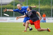 Scheibe und NLA-Aufstieg verpasst: Vitus Furrer (hinten) und das Luzerner Team unterliegen der Equipe aus Lausanne. (Bild Philipp Schmidli)