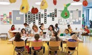 Kinder und Betreuerinnen beim Mittagessen in einem Kinderhort. (Bild: Gaetan Bally/Keystone (Zürich, 8. Juni 2011))