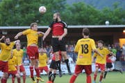 Szene aus dem Aufstiegsspiel gegen Sempach: Der Schattdorfer Philipp Gisler steigt am höchsten. (Bild: Urs Hanhart (Schattdorf, 14. Juni 2017))