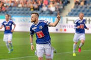 So sieht Luzerner Penaltyjubel aus: Markus Neumayr (links) nach dem 1:0 gegen Vaduz im April; Jakob Jantscher (rechts) nach dem 1:0 im Mai gegen die Grasshoppers. (Bild: Keystone/Urs Flüeler/Dominik Wunderli)